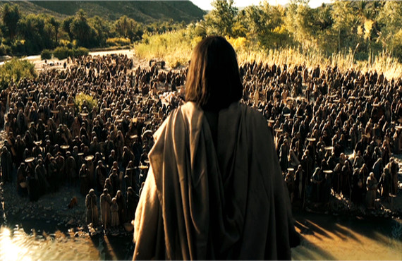 Jesus diante da multidão no sermão das bem-aventuranças