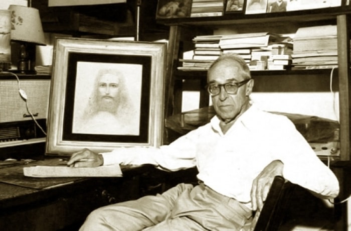 Foto de Pietro Ubaldi em seu escritório, ao lado de retrato de Jesus Cristo