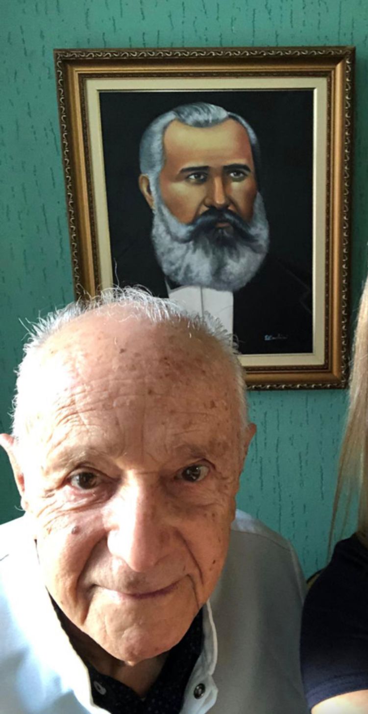 Retrato de Dr. Afonso Ligorio, tendo o quadro de Dr. Bezera ao fundo