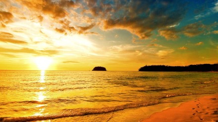 Fotografia de um radiante nascer do sol em uma praia.